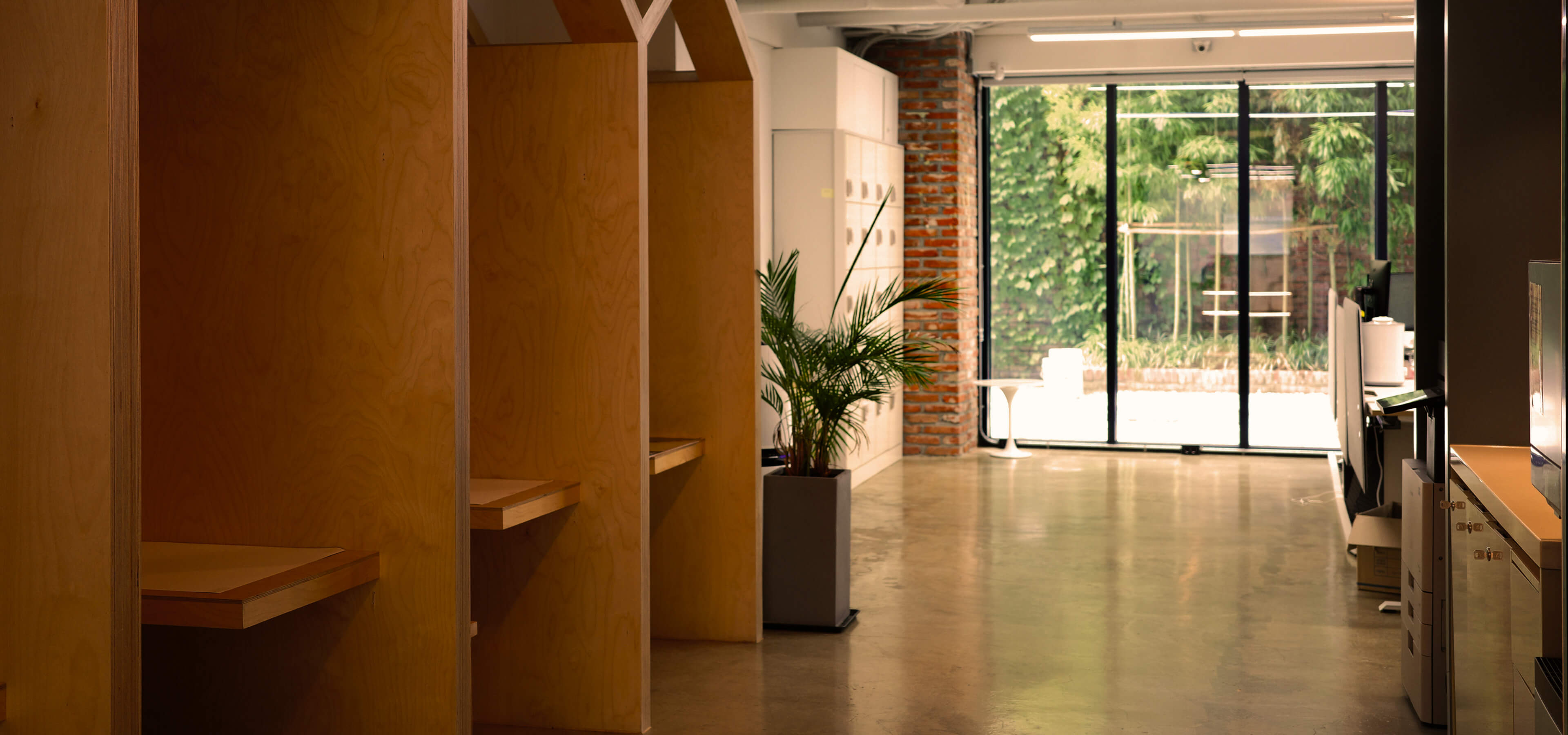 회사 복도가 찍힌 이미지