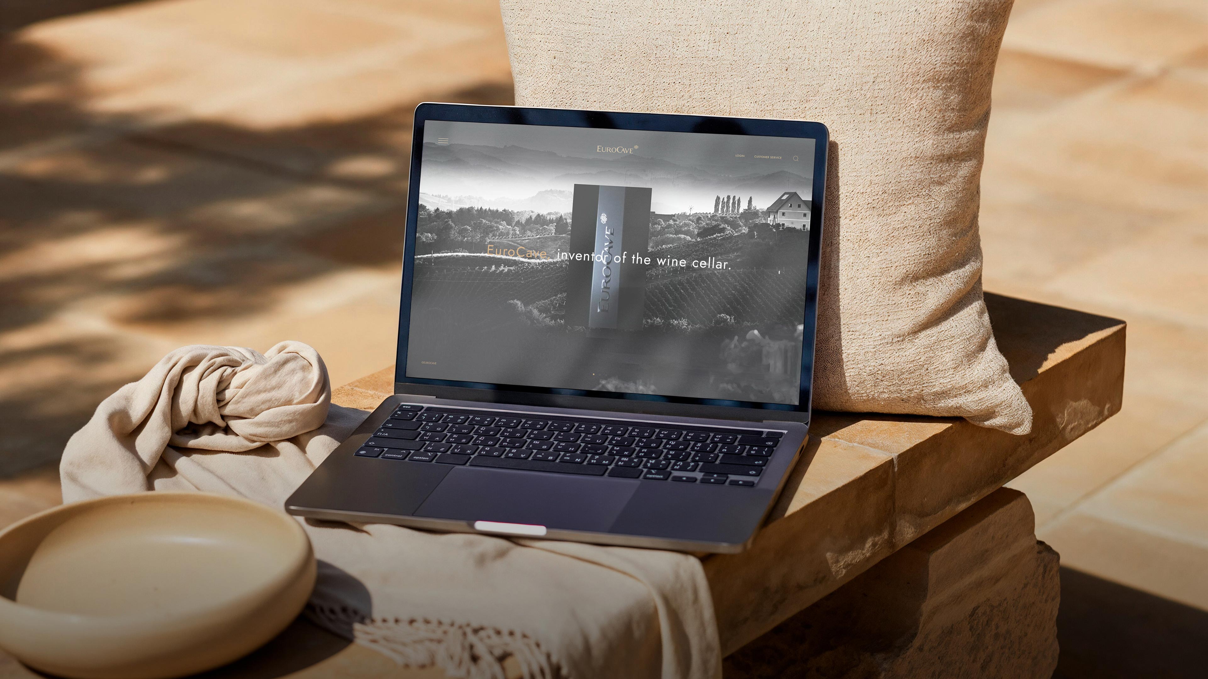 유로까브 홈페이지가 띄워진 노트북 이미지