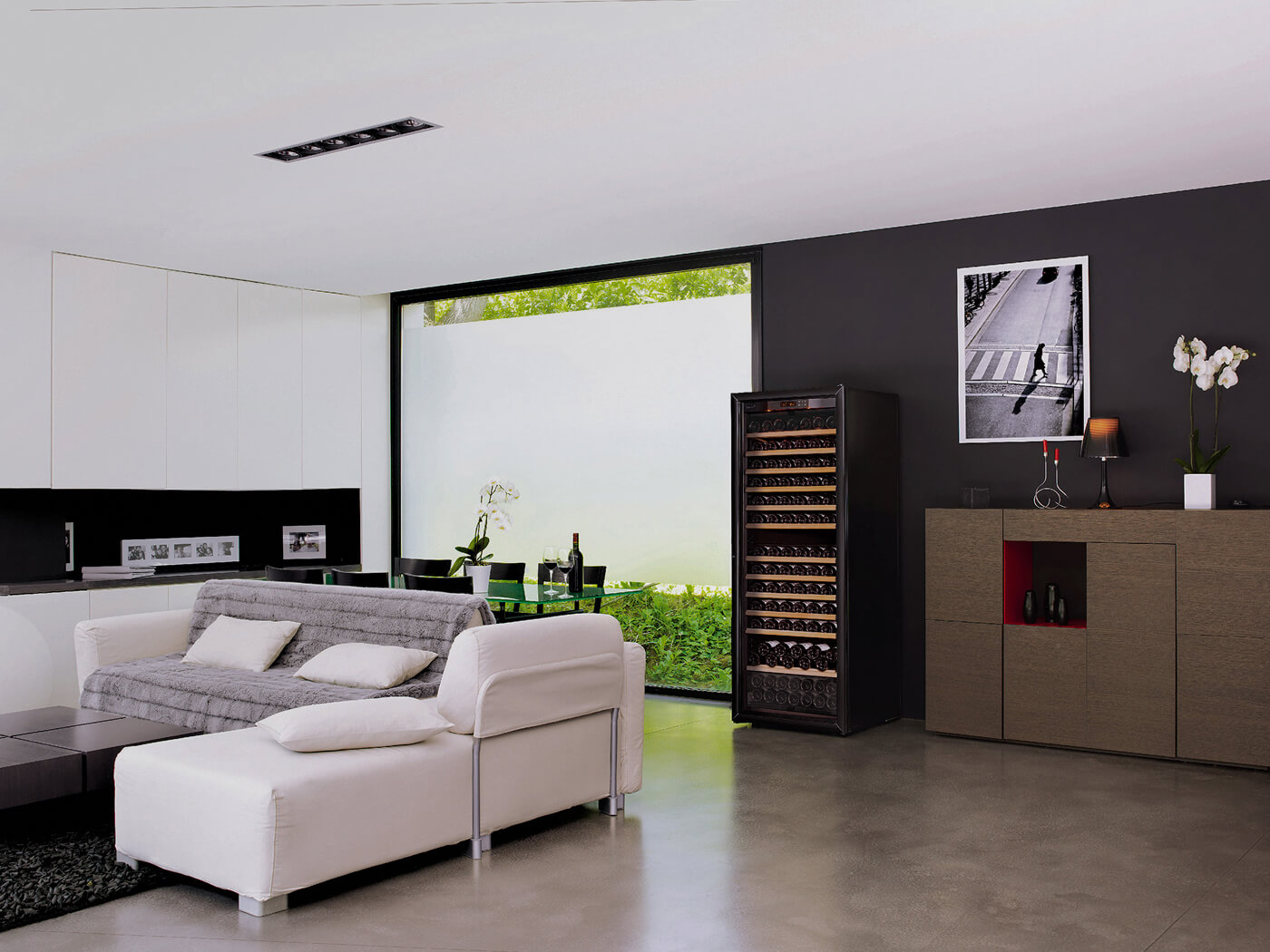 와인셀러가 배치되어있는 방의 모습