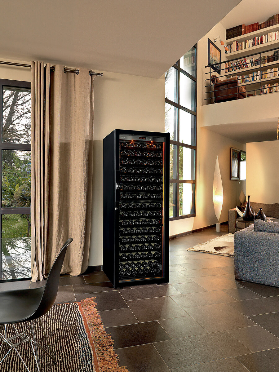 와인셀러가 배치되어있는 방의 모습